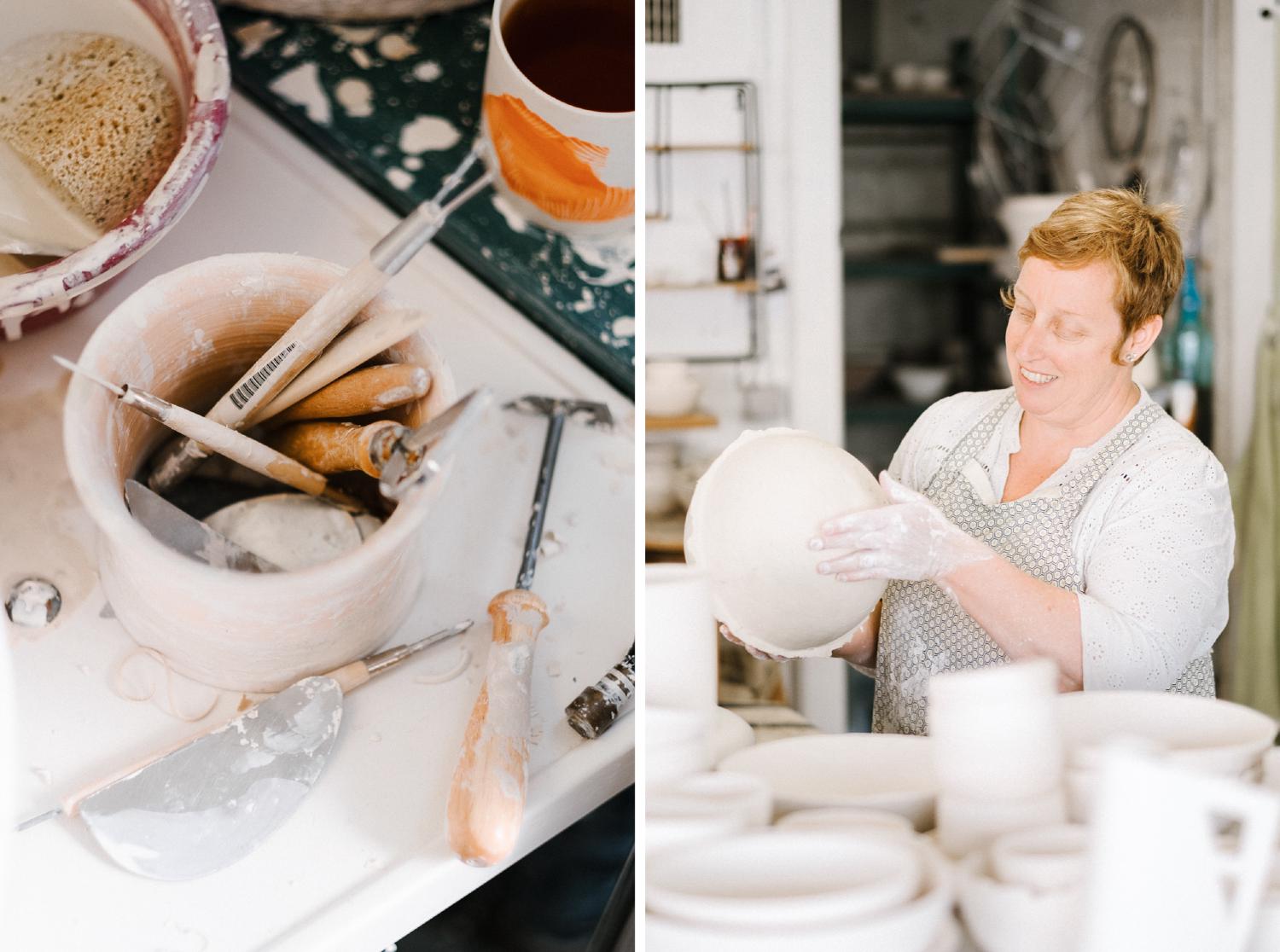 Diptyque de photo : l'une est un gros plan sur les pinceaux et outils de céramiste dans un bol en porcelaine, l'autre est l'artiste en train de façonner une sphere en argile.